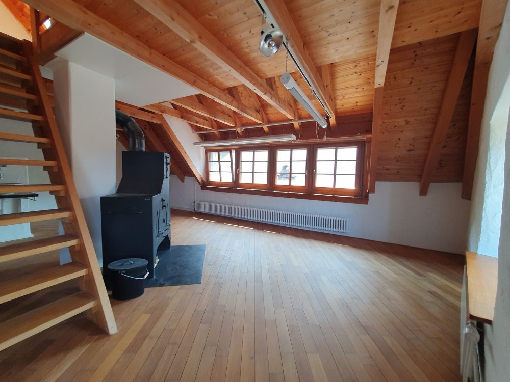 Erstbezug: Frisch renoviertes, denkmalgeschütztes Bauernhaus mit privatem Innenhof und Garten - Dachzimmer