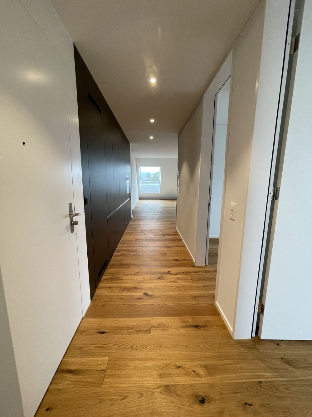 Moderner Innenausbau und grosse Dachterrasse - Korridor