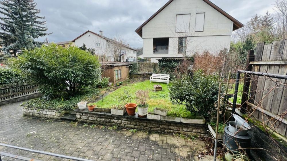 Neu renoviertes 6-Zimmer Doppelhaus mit Parkplätzen, Sitzplatz und Garten - Bild 11