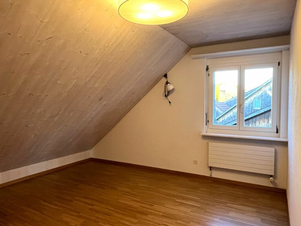 Charmante Dachwohnung mit Bergsicht - Schlafzimmer links