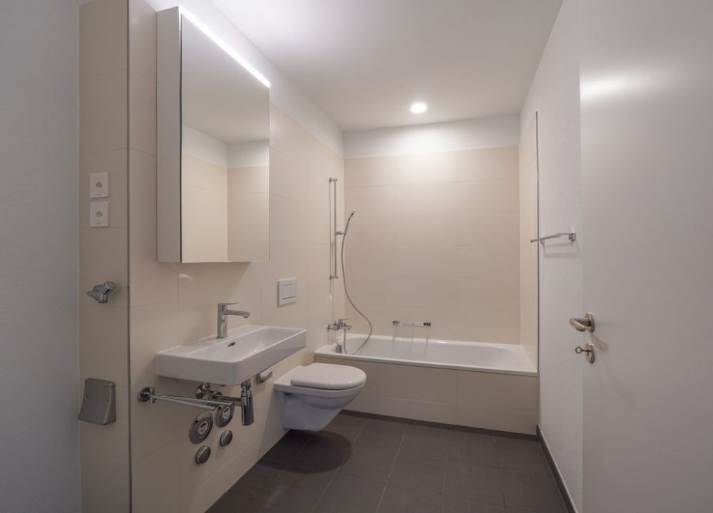 ERSTVERMIETUNG IN LIESTAL - jede Wohnung mit eigenem Waschturm - Badezimmer.jpg