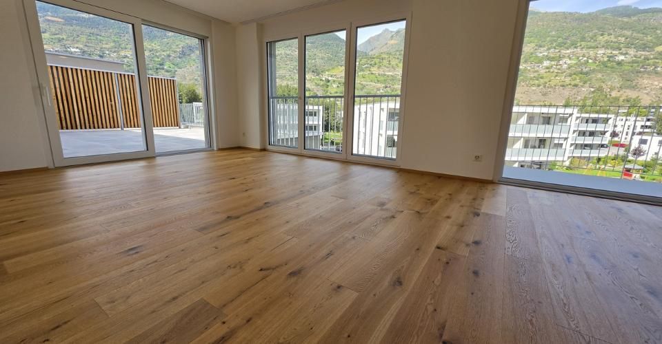 Erstbezug mit grosser Terrasse und Eichenparkett! - Attique 4.5 pièces - image - 2