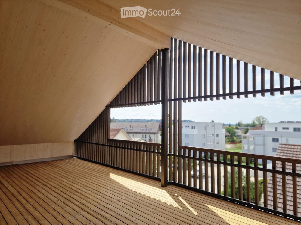 ERSTVERMIETUNG:  grosse 4.5-Zimmer-Dachwohnung mit überdachter Terrasse - Bild 2