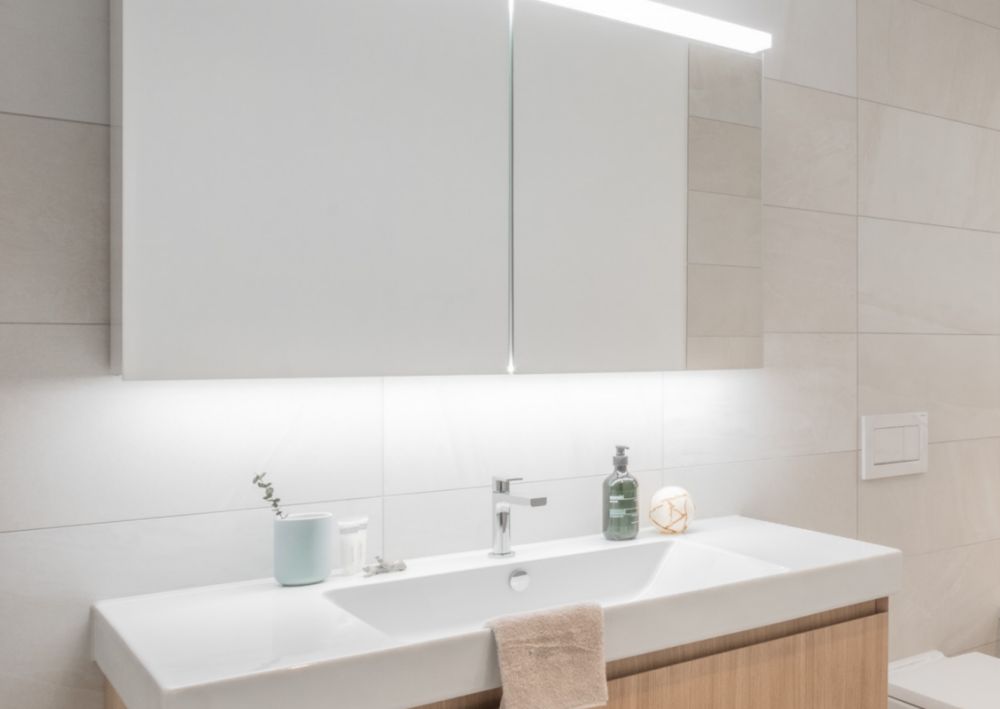 Exklusive 3.5-Zimmer-Wohnung im Erstbezug mit traumhaftem Rigi-Panorama - Tageslicht Badezimmer en suite mit Dusche, Lavabo und WC