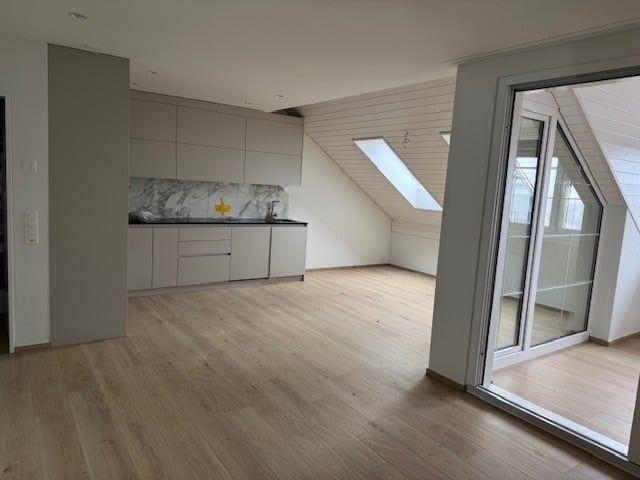 moderne 1.5-Zimmer-Wohnung mit Wintergarten in Sünikon zu vermieten - Küche und Essbereich