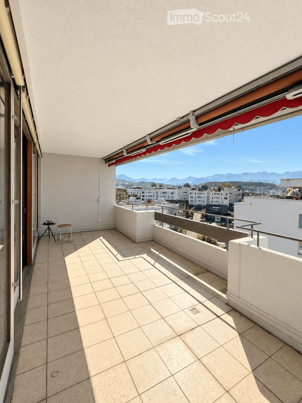 Grosszügige 8-Zimmer-Wohnung auf 255 m2 mit Retro-Charme über den Dächern von Emmenbrücke - Bild 1