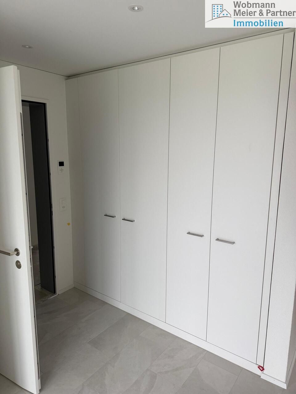 Erstbezug 2026 - Exklusive 3.5-Zimmer-Attikawohnung mit zwei Terrassen - Einbauschrank Eingang