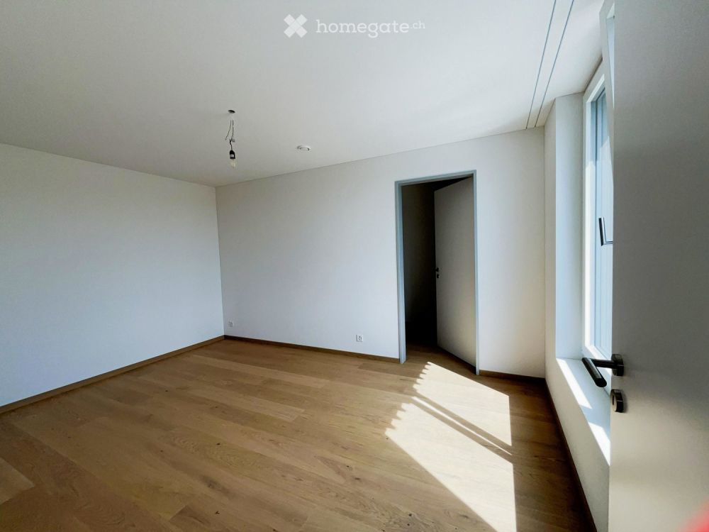 Moderne freistehende 2.5-Zimmer-Neubauwohnung mit gedecktem Balkon und kleinem Gartensitzplatz - Bild 5