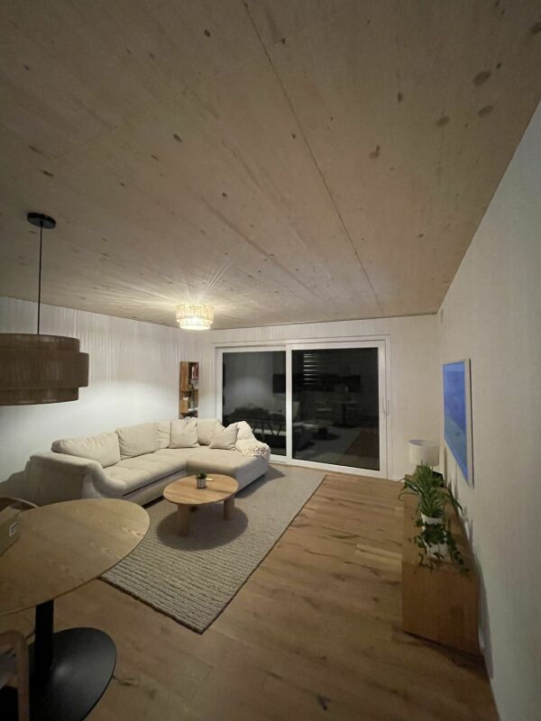 Moderne 2.5-Zimmer-Wohnung in Neubau mit Balkon und schöner Aussicht - Bild 2