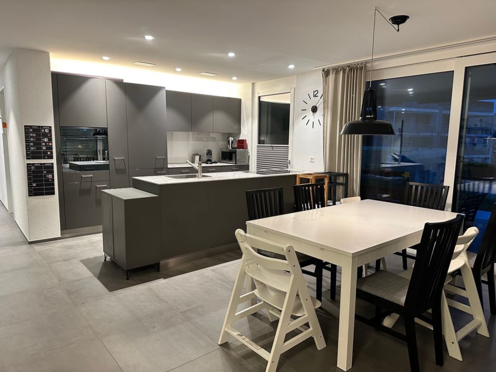 Moderne 5.5-Zimmer-Erdgeschosswohnung mit Terrasse - Küche