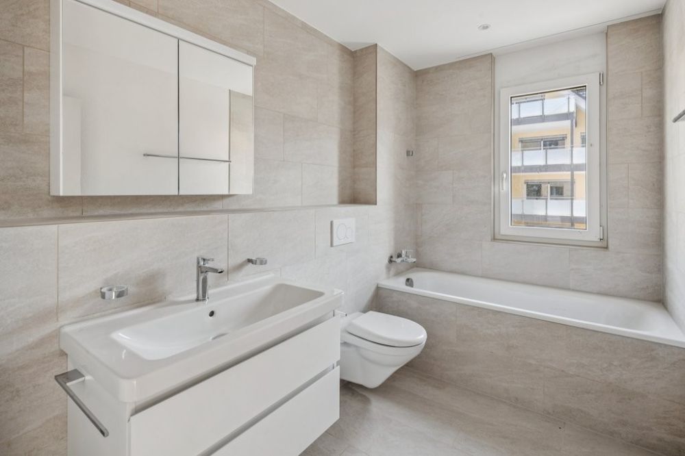 HOCHWERTIGES WOHNEN IM GRÜNEN - NEUBAUPROJEKT EICHHOLZ - Nasszelle mit Badewanne