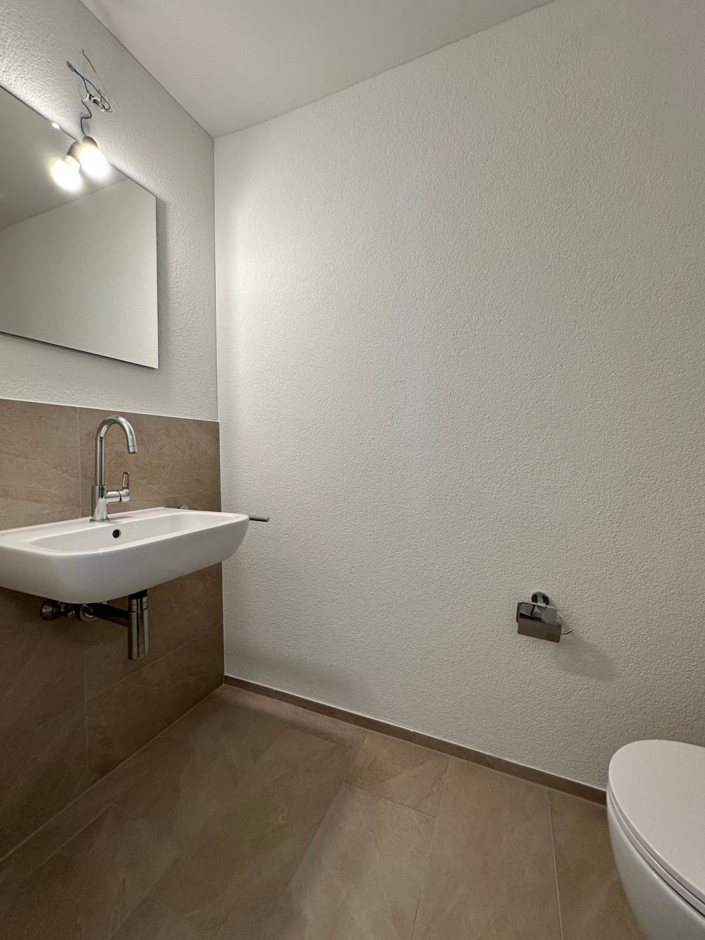 Neuwertige moderne 4.5-Zimmer-Wohnung mit eigenem Waschturm - Bild 8