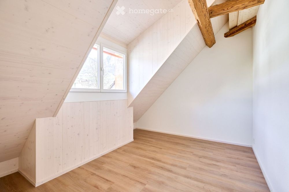 Traumhafte 3.5-Zi-Dachgeschosswohnung in hist. Ambiente - Bild 5