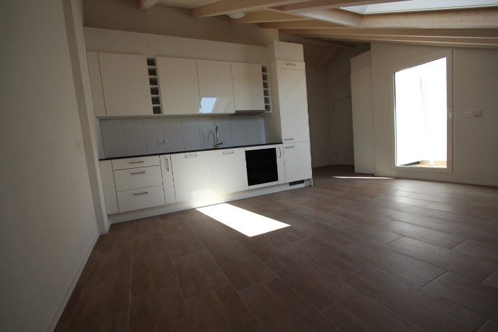 Frisch erstellte helle moderne 3.5 Zimmer Dach Wohnung an sehr zentraler Lage. - Bild 8