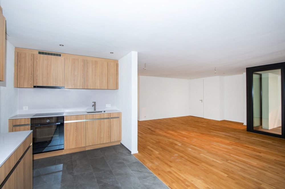 2.5 Zimmerwohnung direkt am Bahnhof Rüti - Küche und Wohnzimmer