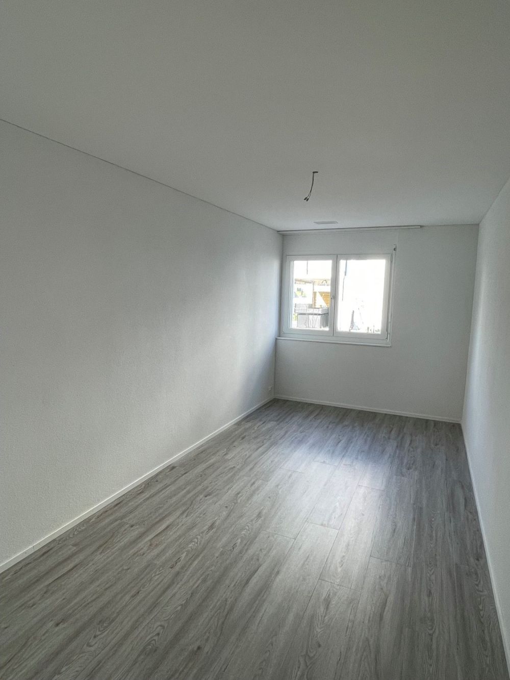 Moderne 4½-Zimmerwohnung mit grossem Sitzplatz in Dällikon - Bild 4