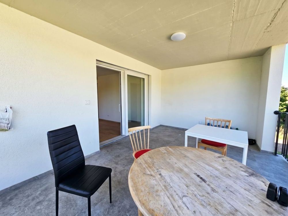 Neuwertig mit grossem Balkon, unverbaubarer Aussicht - Bild 2