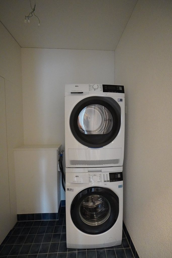 ERSTVERMIETUNG - modern und urban - 3.5-Zi.-Wohnung - Reduit mit Waschturm