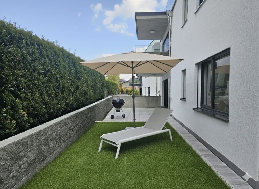 NEUBAU AN TOPLAGE MIT GROSSZÜGIGEM SITZPLATZ (40 M²) SOWIE EIGENER WASCHKÜCHE UND KELLER (17,4 M²). DIE WOHNUNG KANN AUF WUNSCH AUCH MÖBLIERT GEMIETET WERDEN. - Bild 2