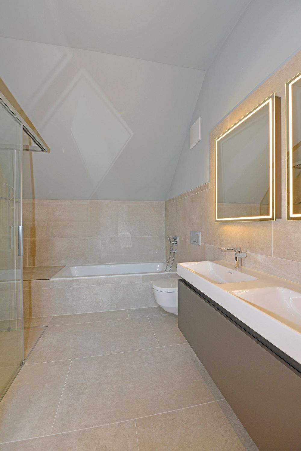 Hochwertige 3.5 Zimmer-Maisonette-Dachwohnung (100m²+) in Bassersdorf - Bad Dachgeschoss