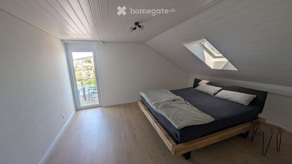 Helle 3.5-Zimmer-Dachwohnung mit traumhafter Rheinsicht in Flurlingen Parkplatz inkl. - Bild 3