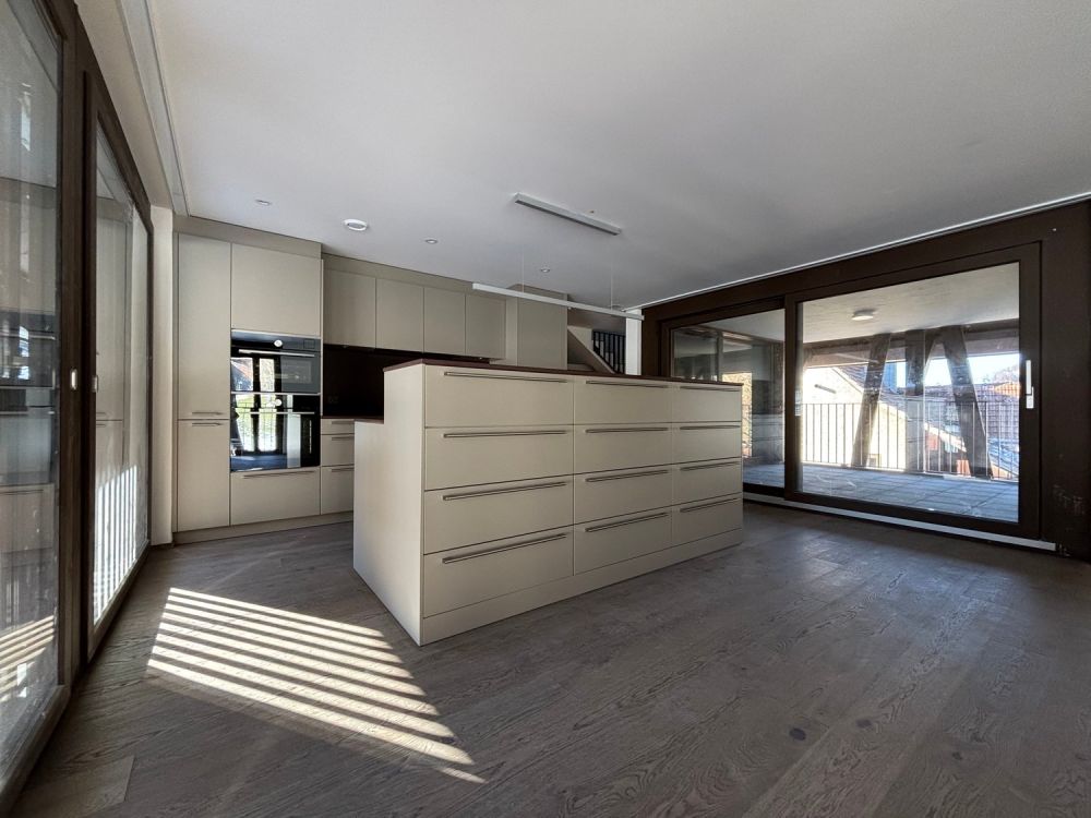 Moderne Neubau 4.5-Zimmer-Maisonette-Wohnung in naturnaher Lage - Bild 2