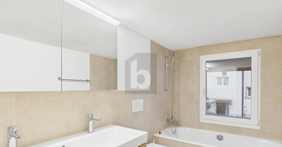 HOCHWERTIG UND KOMPLETT RENOVIERT - Maison jumelée 4.5 pièces - image - 2