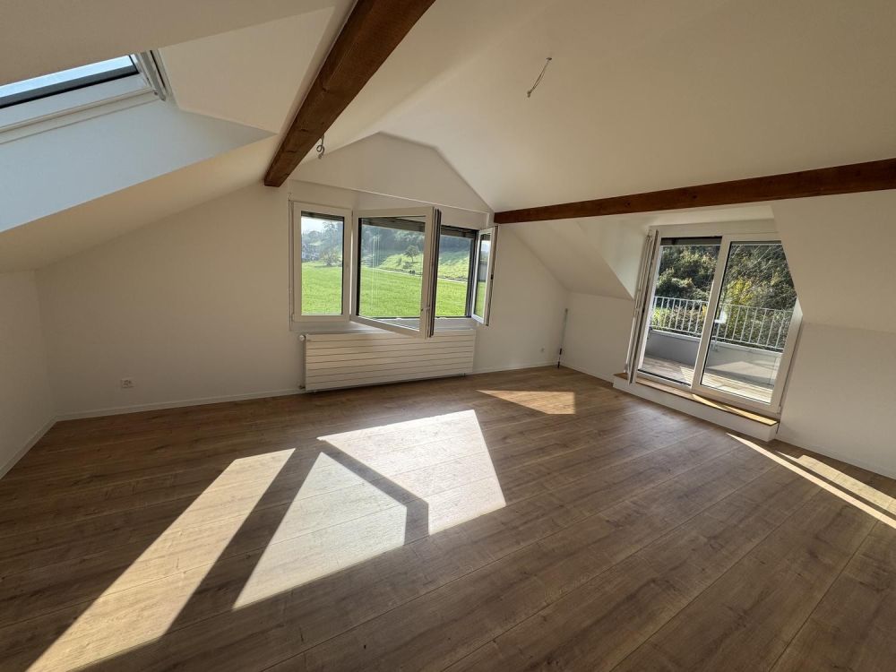 Helle 3.5-Zimmer-Dachwohnung mit Terrasse & Blick ins Grüne - Bild 1