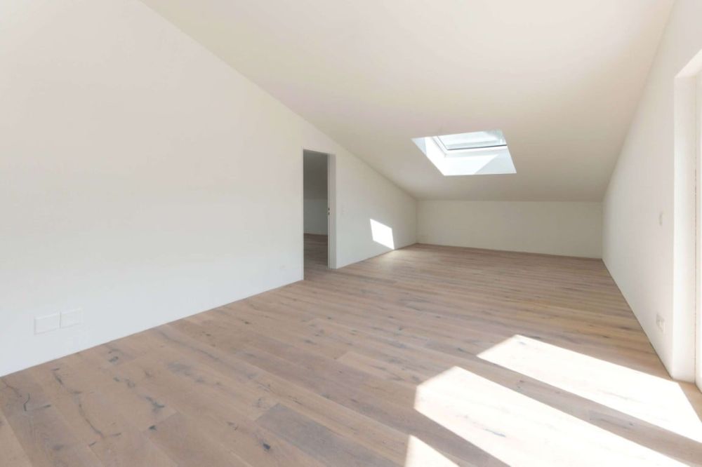 Helle, neue luxuriöse 3½ Zimmer Wohnung (E7) im DG mit grossem Balkon - Bild 10