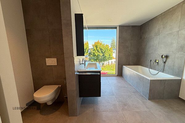 Wo Kinder lachen und Eltern ankommen. Natürlich in Altnau! Reihenmitte - Helles Bad mit grossformatigen Fliesen und stilvoller Wanne mit Aussicht