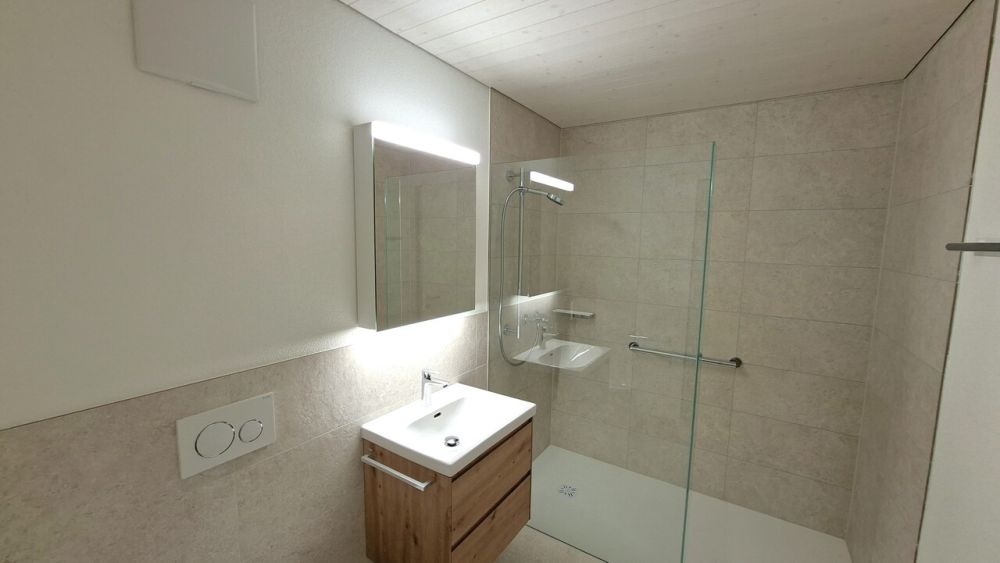 Charmante Dachwohnung im Lindehof Schüpfheim (Erstbezug) - Badezimmer mit Duschkabine