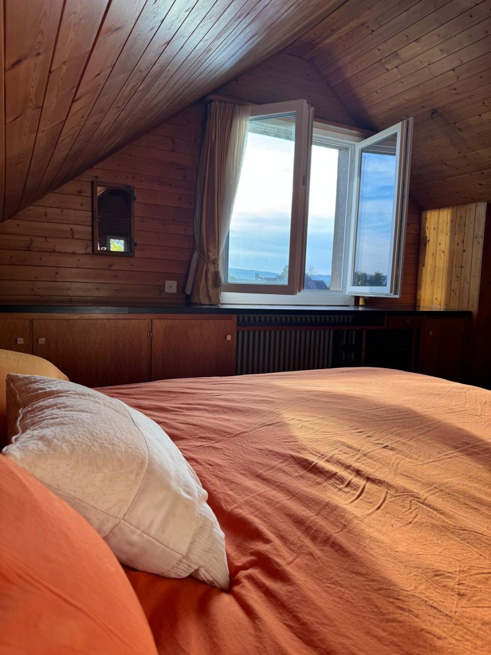 Dachzimmer mit Aussicht in geräumigen WG-Haus - Bild 1