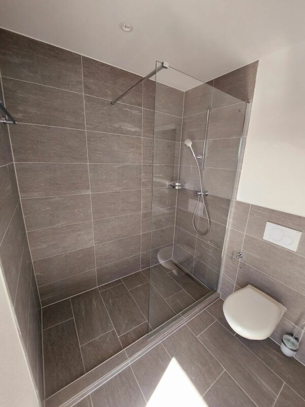 Exklusive 2.5-Zimmer-Attikawohnung mit ca. 74 m² Sonnenterrasse - Erstbezug im Neubau - Bild 8