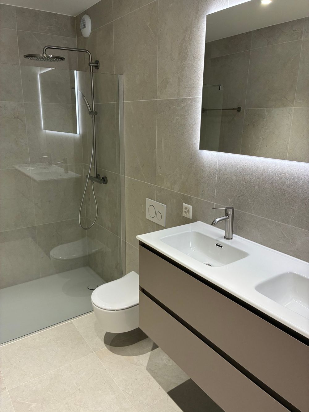 Appartement de standing neuf de 6 pièces avec loggia et parkings intérieurs à Vandœuvres - Bild 2
