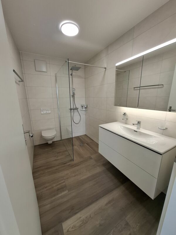 Moderne  2.5 Zi-Wohnung mit Balkon, NEUBAU, Zweitvermietung - Bild 4