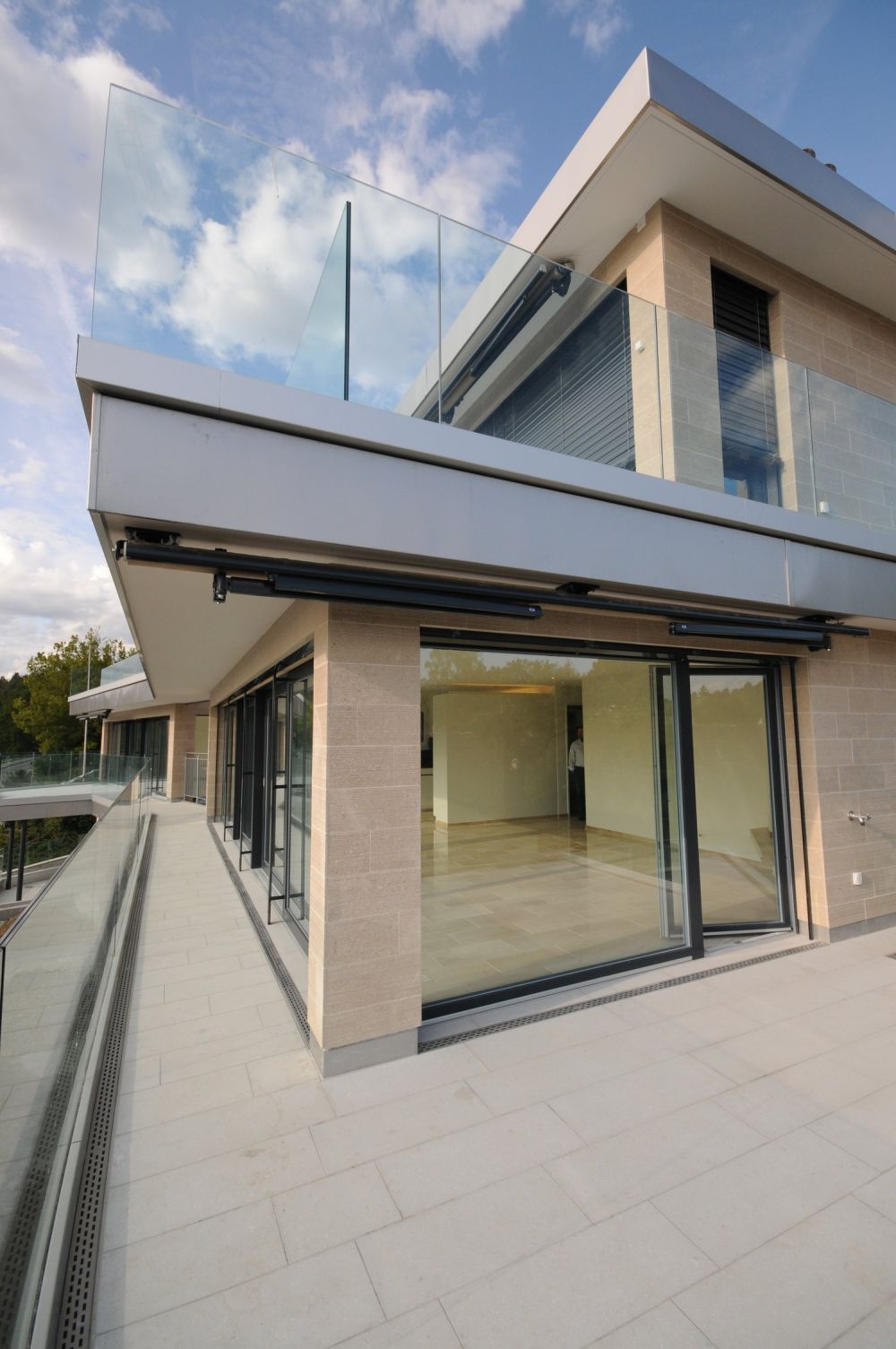 Luxus Wohnung im 1. OG mit Balkon und Weitsicht bis in die Alpen - Bild 2