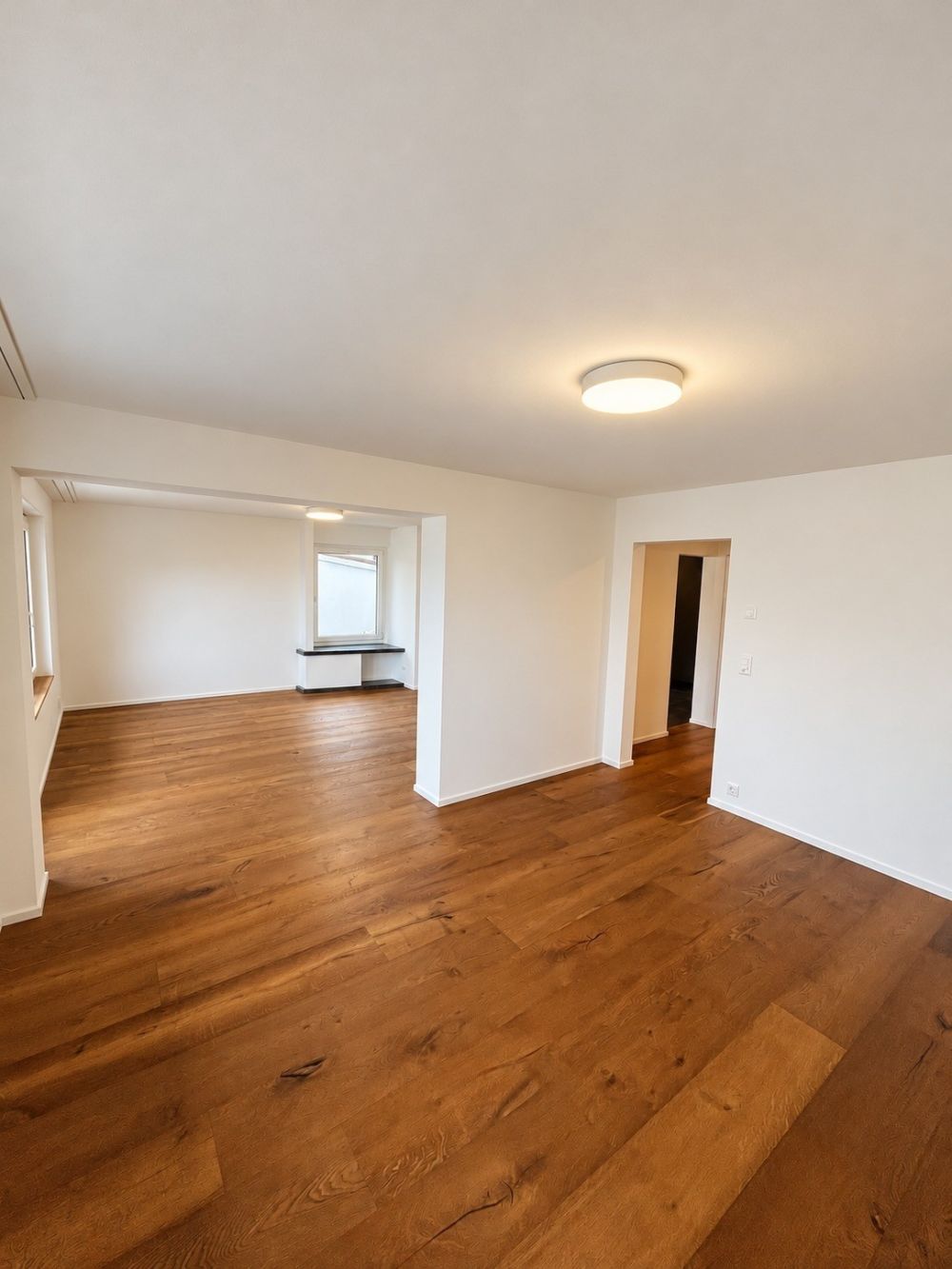 Wohnen mit Weitblick  sanierte 5-Zimmer-Wohnung mit unverbaubarer 180-Seesicht - Die gezeigten Fotos wurden mithilfe künstlicher Intelligenz (KI) bearbeitet und können daher Bild- und Darstellungsfehler aufweisen.