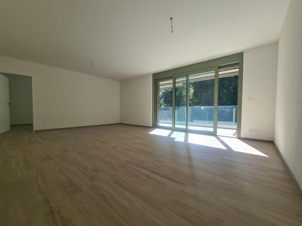Erstvermietung! 3.5-Zimmer-Wohnung mit Terrasse direkt am Wasser inkl. Einstellplatz - Wohnzimmer