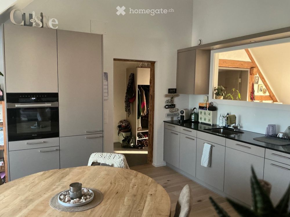 Charmante 3.5-Zimmer-Dachwohnung in renoviertem Bauernhaus in Flaach per 1. Oktober '26 - Bild 2