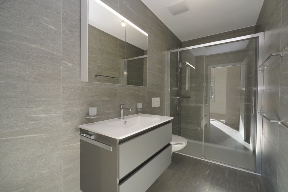 APPARTEMENTS NEUF 3.5 PIÈCES  À SIERRE - Salle de douche privative de la première chambre
