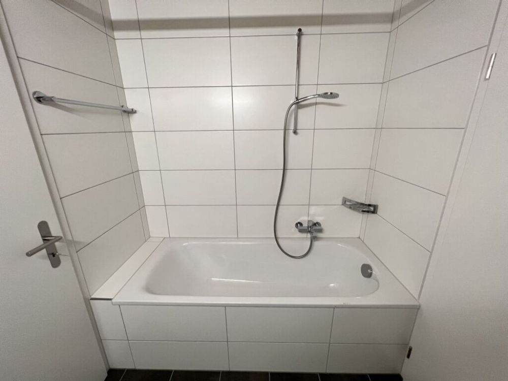 Erster Mietzins geschenkt: Neu sanierte 2.5-Zimmerwohnung zu vermieten - Badezimmer