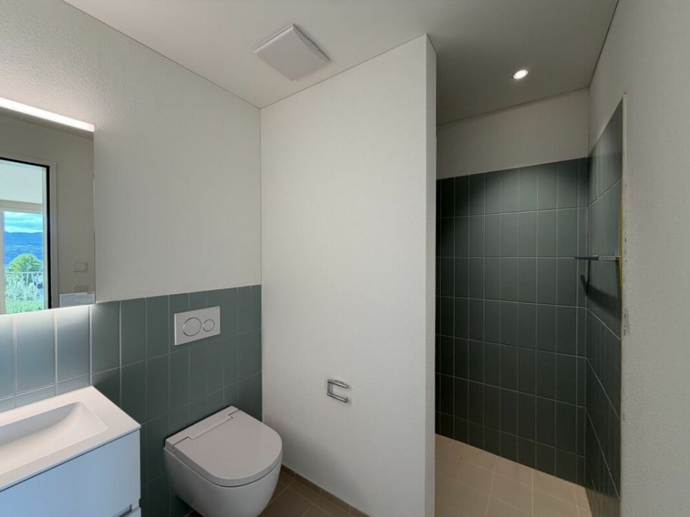 Hochwertige 2.5 Zimmer-Wohnung mit herrlichem Blick über den Zürichsee - Dusche/WC