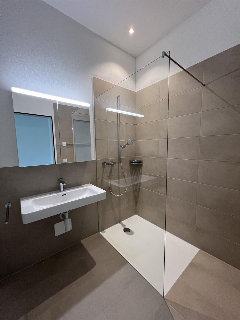 Erstbezug mit Stil - moderne 3.5-Zimmerwohnung - Dusche/WC