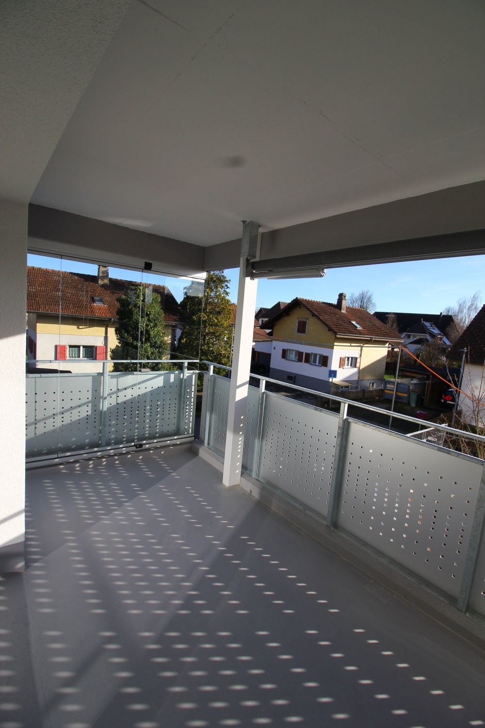 neu sanierte 4,5 Zimmerwohnung mit grossem Balkon mit Windschutz - Bild 12