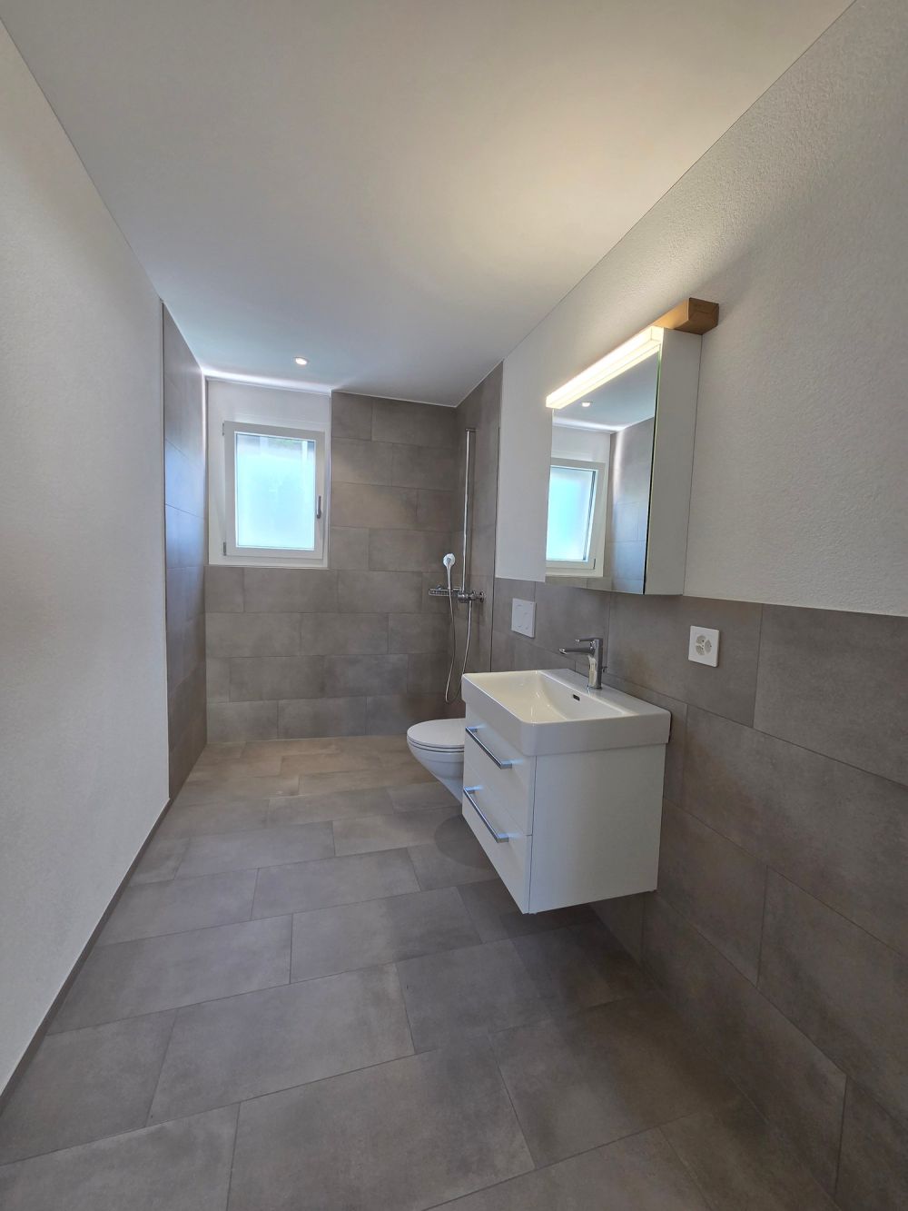 Erstvermietung  Moderne 4.5-Zimmer-Neubauwohnung - Badezimmer