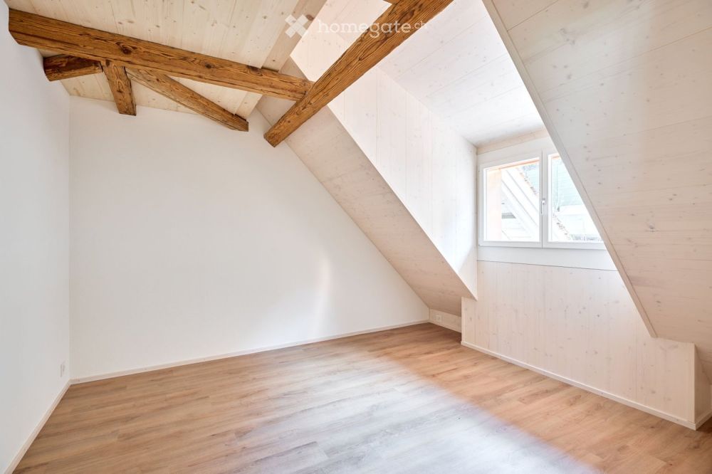 Traumhafte 3.5-Zi-Dachgeschosswohnung in hist. Ambiente - Bild 3