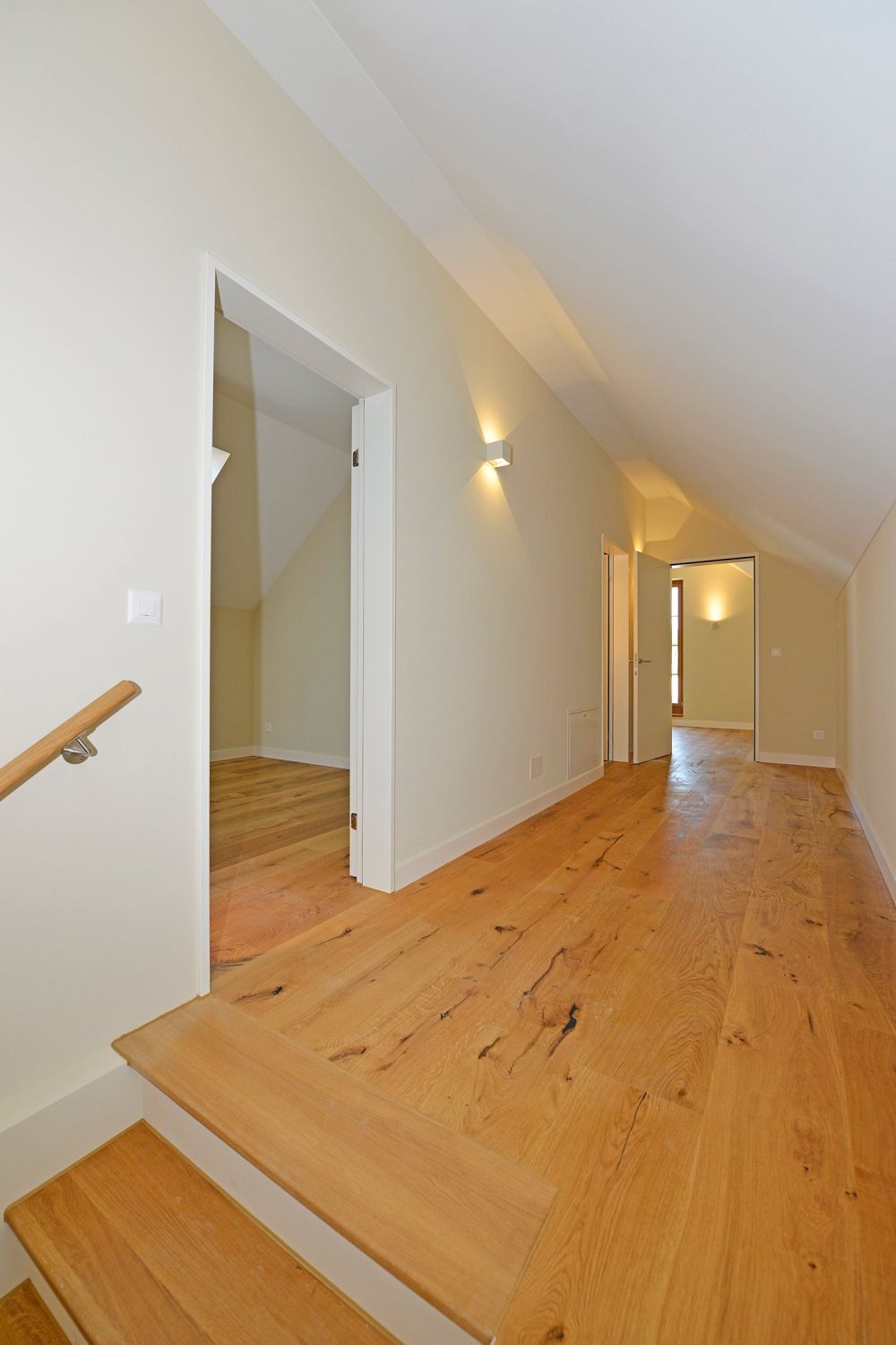 Hochwertige 3.5 Zimmer-Maisonette-Dachwohnung (100m²+) in Bassersdorf - Korridor Dachgeschoss