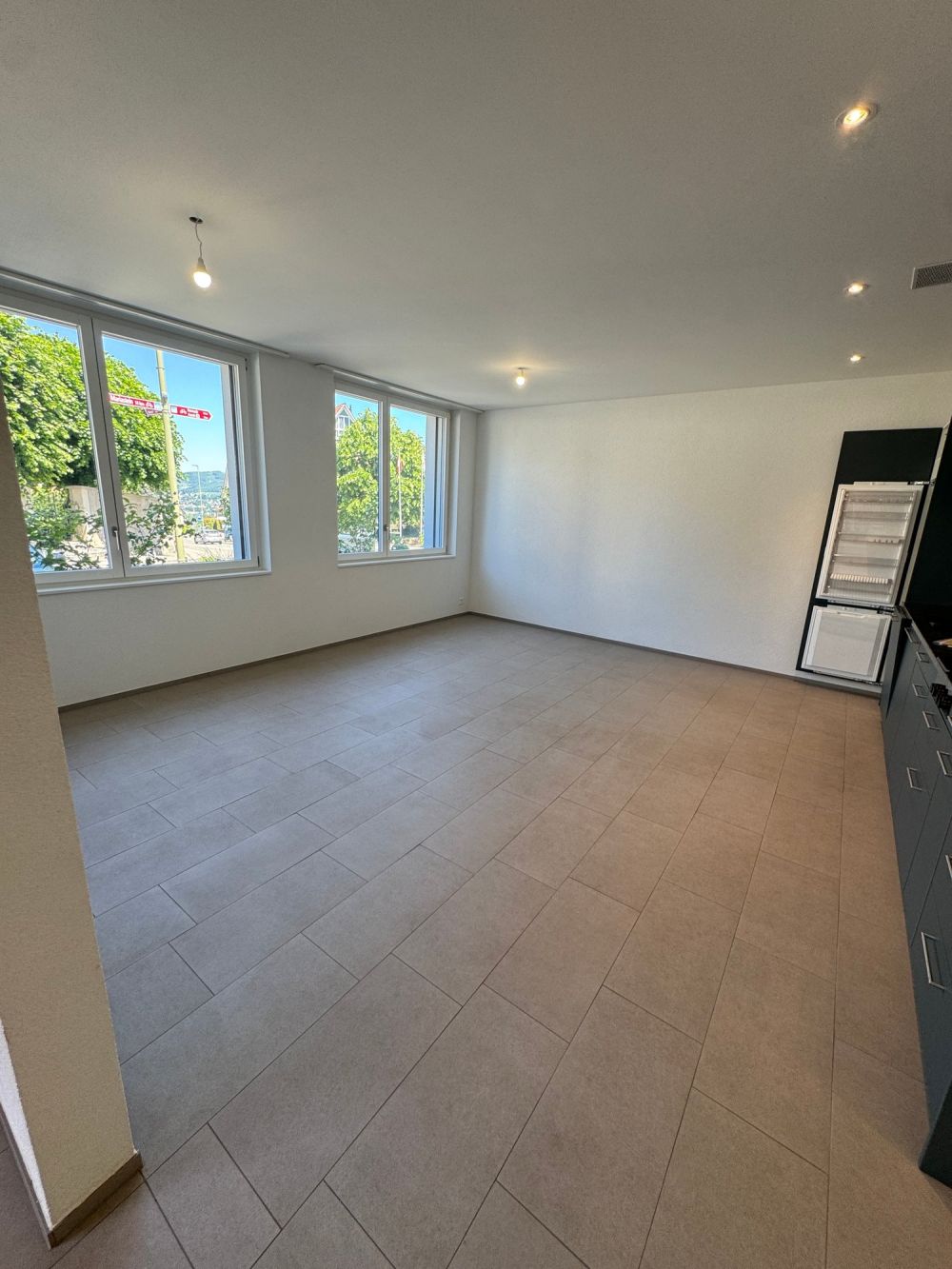 Zentralgelegene, moderne 2.5 Zimmerwohnung im EG in Pfeffingen - Wohnzimmer