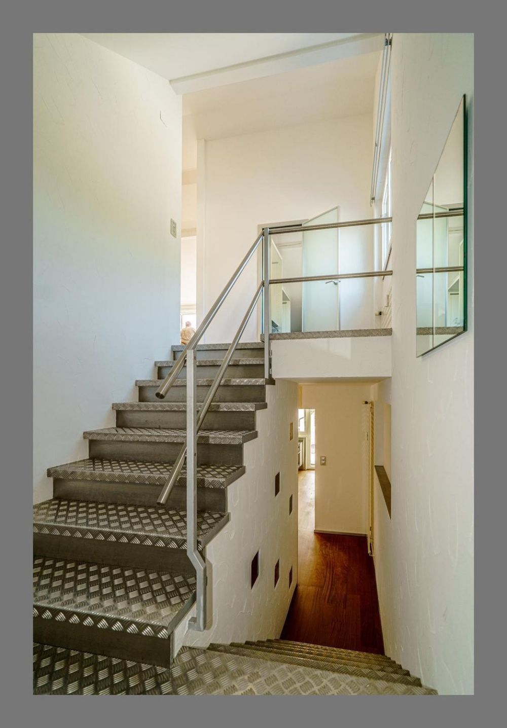 Moderne 4.5-Zimmer-Maisonettwohnung in Hölstein zu vermieten - 06 Treppe