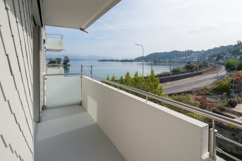 Moderne, frisch sanierte Wohnung im steuergünstigen Bäch SZ - Balkon